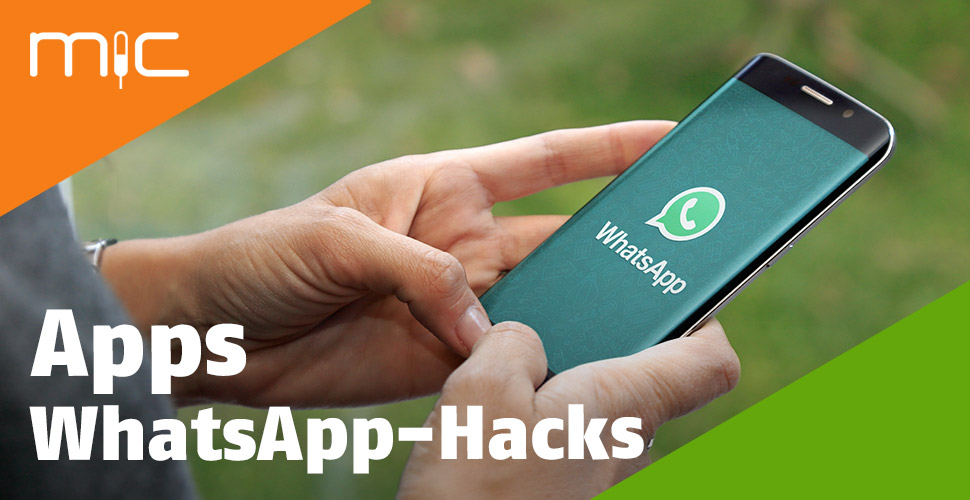 Eine Frau hält ein Smartphone mit WhatsApp in der Hand.