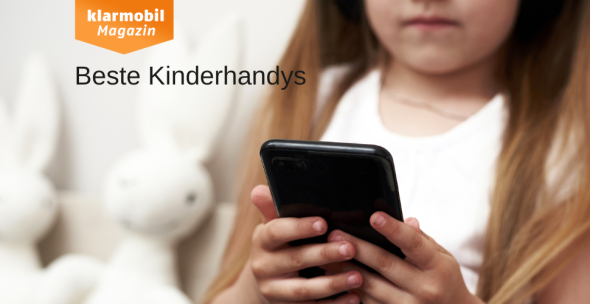 Kind mit einem Handy in der Hand. 