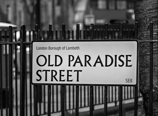 Costa Coffee Old Paradise Street Schild in schwarz-weiß