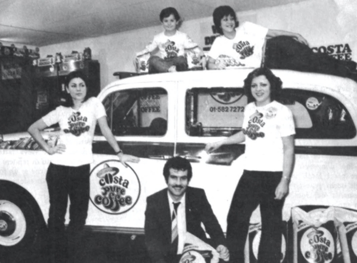 Costa Coffee Familie vor Costa Auto