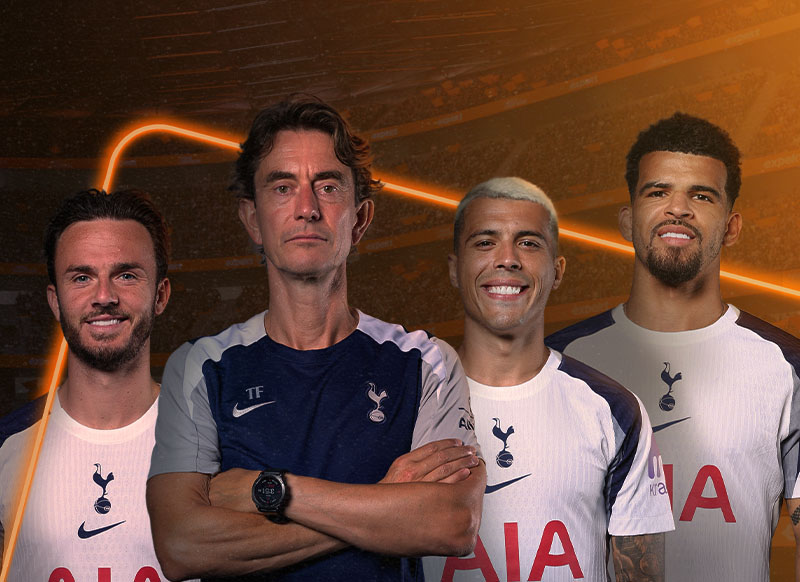 Fodboldhold med Expekt logo i baggrunden.