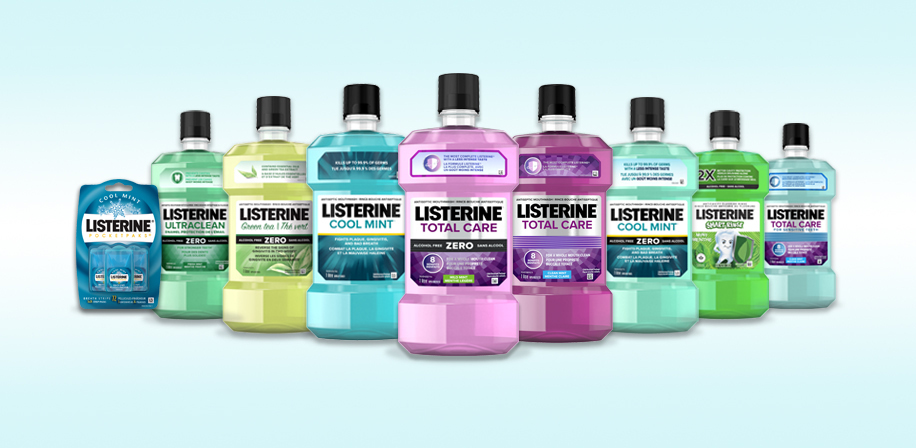 Photo de famille de plusieurs produits Listerine disposés ensemble en ligne.