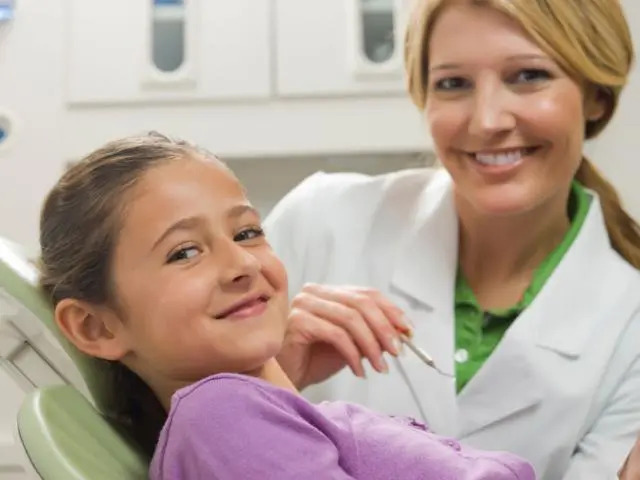 Enfant avec dentiste