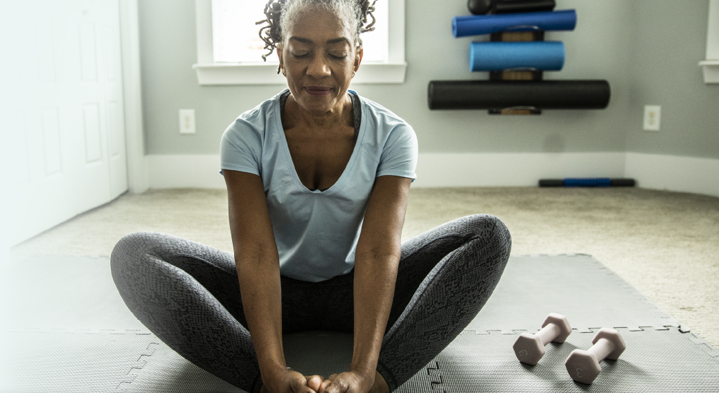 Femme âgée pratiquant le yoga.