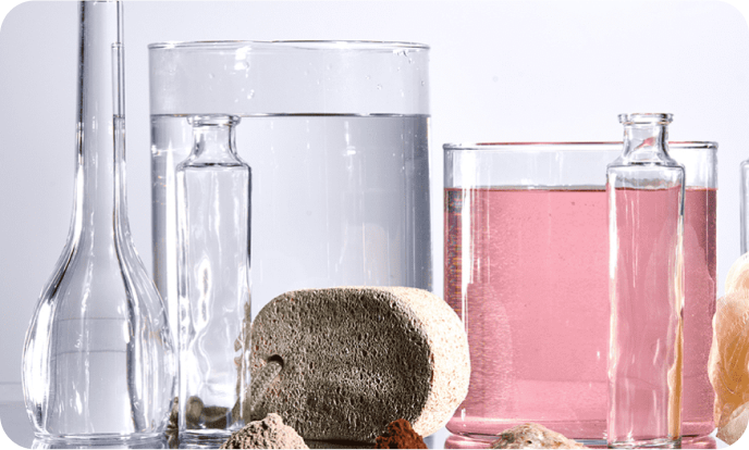 Verrerie de laboratoire avec divers liquides et éléments naturels