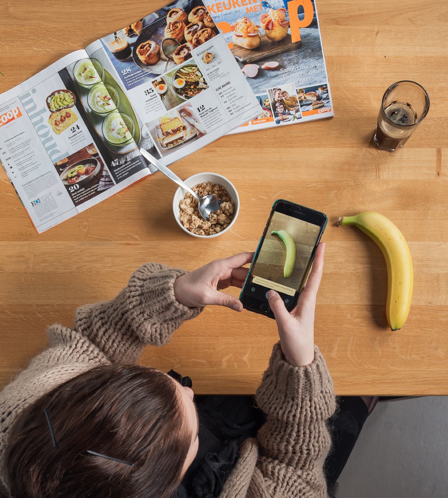 coop-app-iphone-scannen-banaan-vrouw