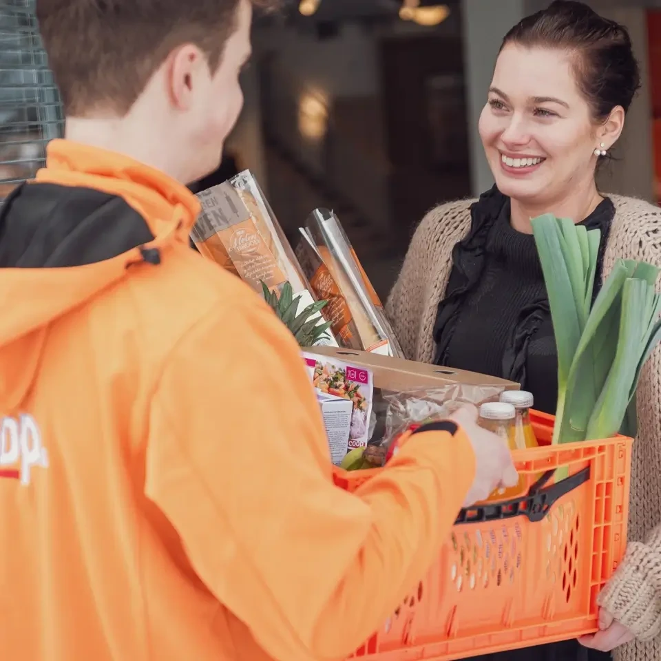 sarah-van-alem-receives-groceries-from-coop
