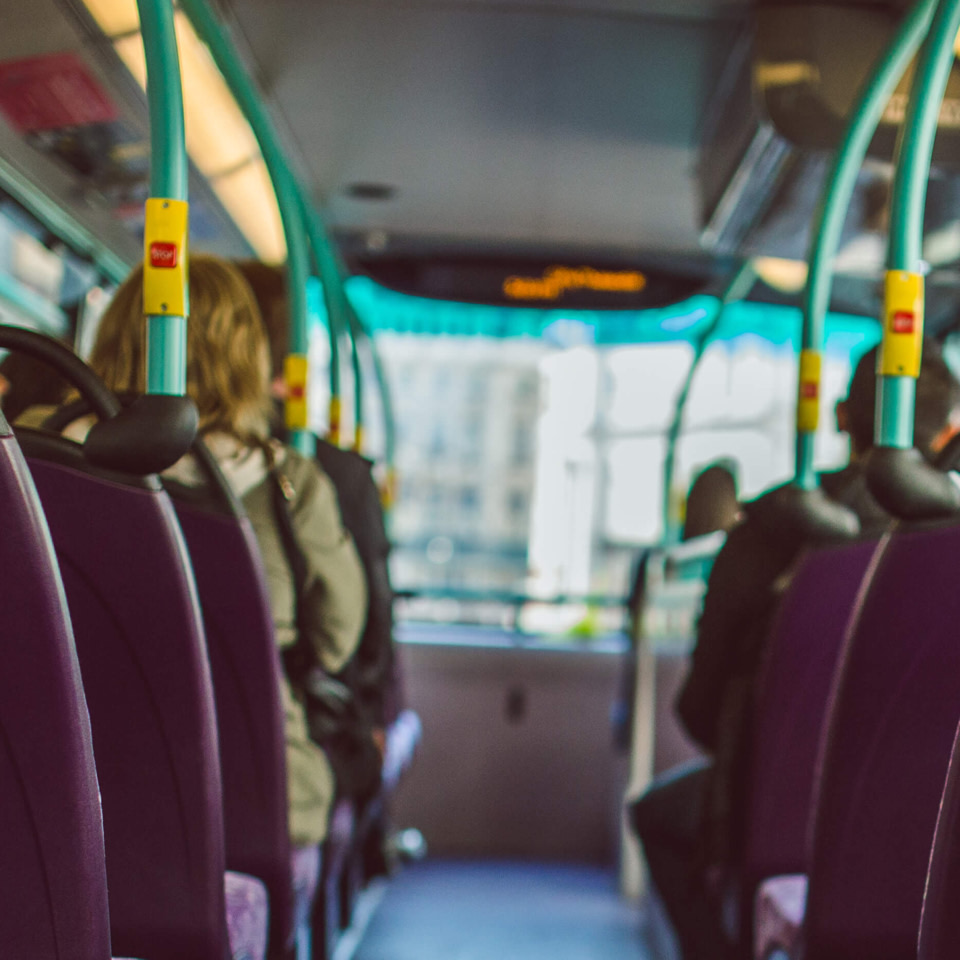 Bus gefotografeerd van binnen, stoelen in de bus connexxion incentro 