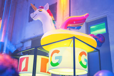 Logo de Google con un flotador hinchable de unicornio