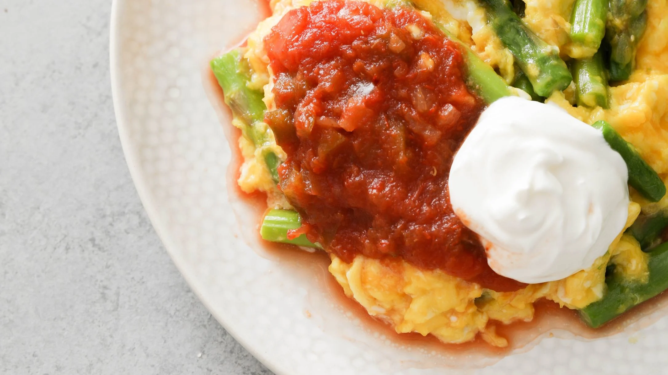 eggs-with-cheddar-asparagus-salsa-and-sour-cream