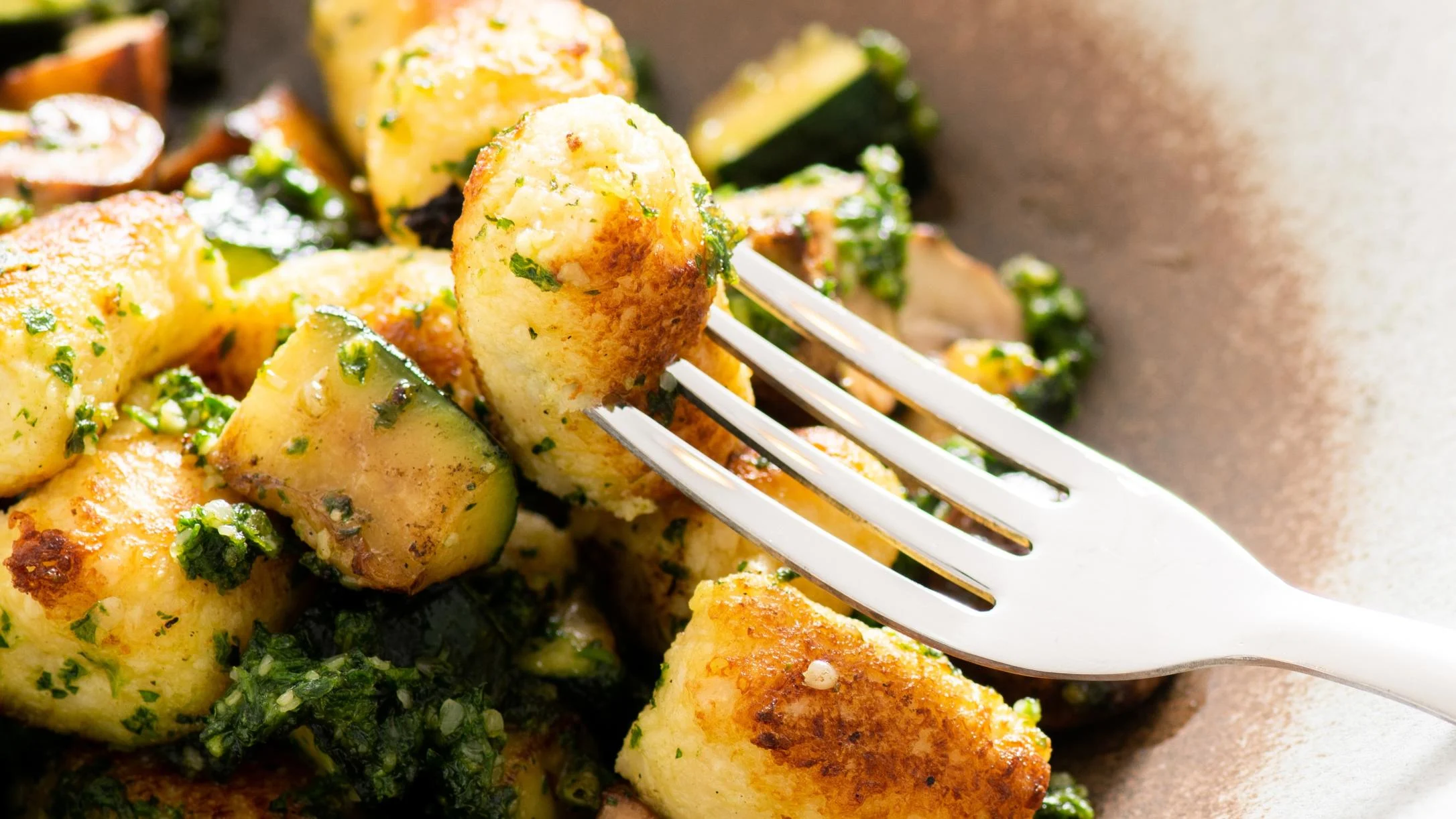 cauliflower-gnocchi-with-pesto-and-veggies 1