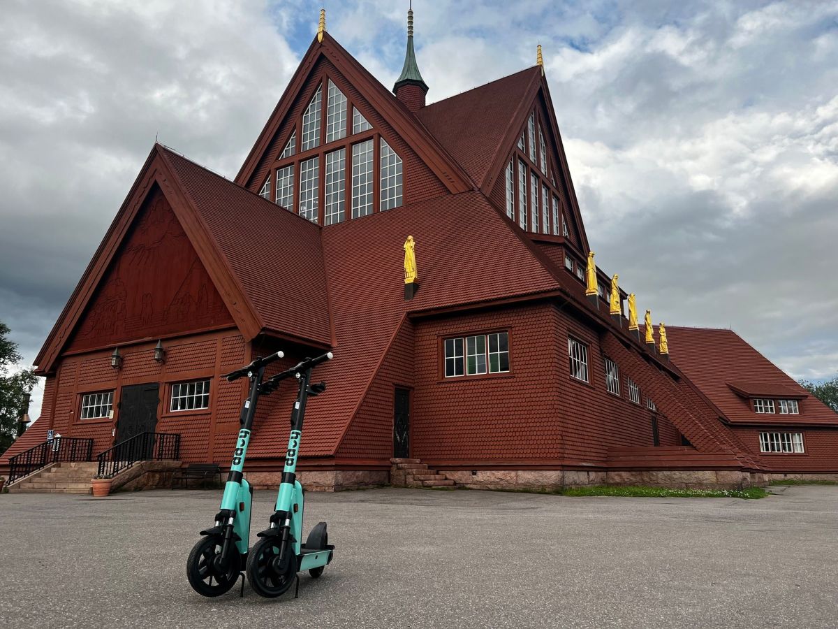 Hopp Kiruna opened in the summer of 2022 in the northernmost town of Sweden. Situated in the province Lapland, the streets of this amazing town now sport a 100 eco-friendly e-scooters. 
