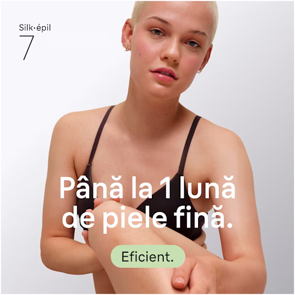 Imagine cu o femeie așezată pe podea care privește direct spre cameră. Imagine cu o femeie așezată pe podea care privește direct spre cameră.