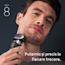 Un bărbat care se bărbierește cu un aparat de bărbierit Seria 8. Text: Puternic și precis la fiecare trecere. Un bărbat care se bărbierește cu un aparat de bărbierit Seria 8. Text: Puternic și precis la fiecare trecere.