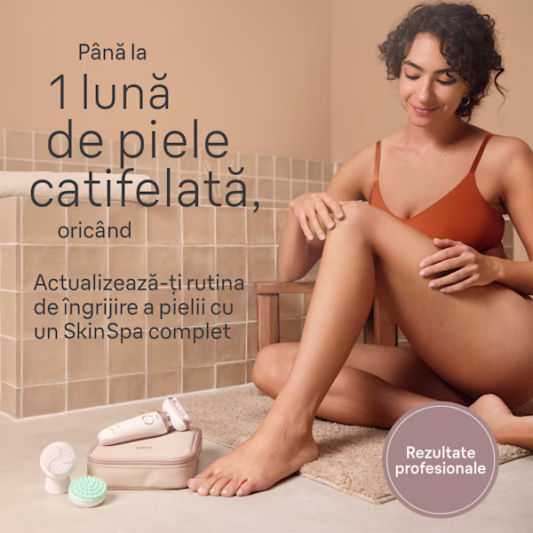 Femeie care își mângâie piciorul într-o baie Femeie care își mângâie piciorul într-o baie