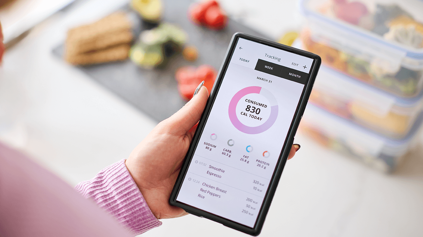 women tracking her calories and macronutrients