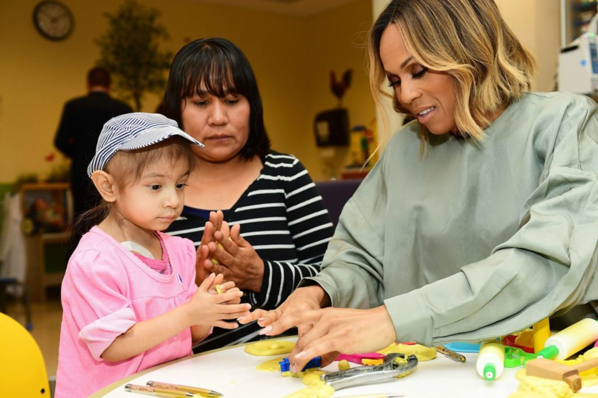 GENESIS AND DEBORAH COX PLAY TOGETHER WITH PLAY DOH. 