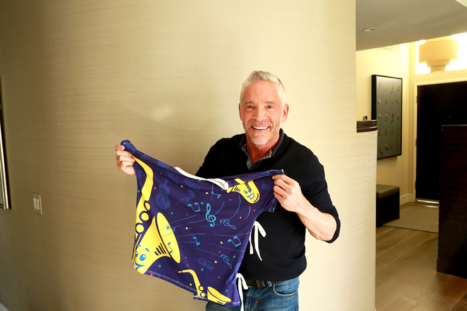 Dave Koz supporting Starlight hospital gowns