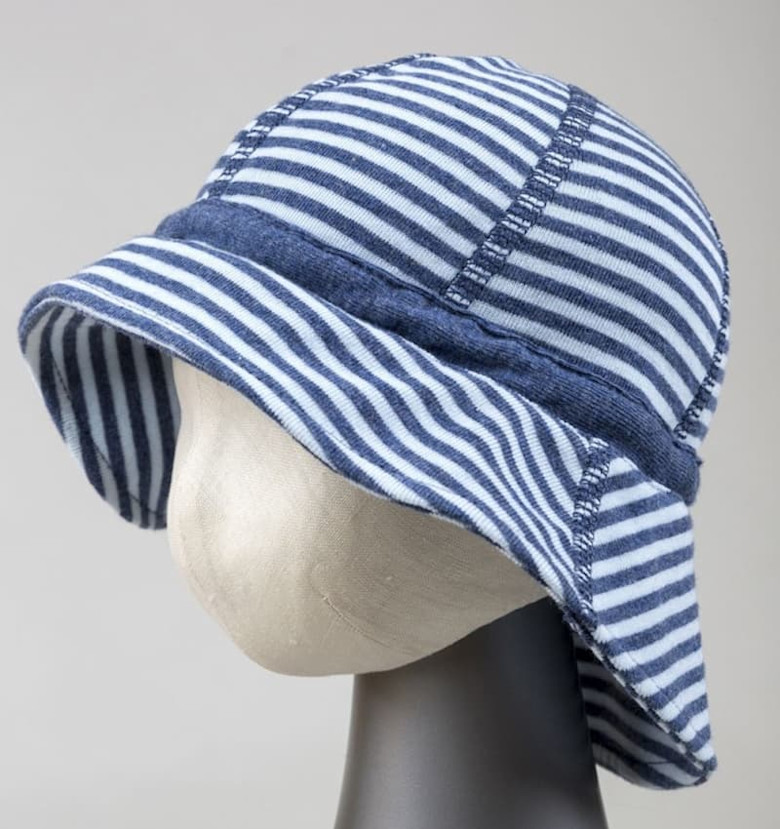Sommerhatt i blåstripet bomull