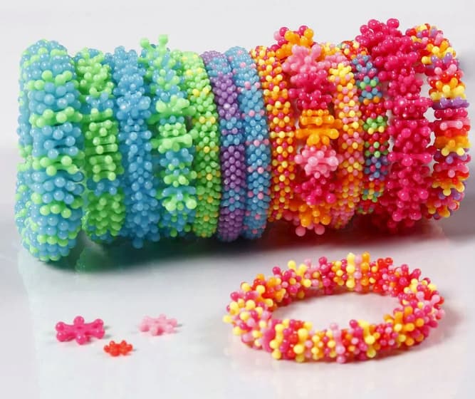 Regnbue armbÄnd av flate plastperler