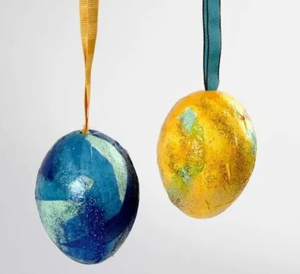 Egg av isopor dekorert med silkepapir og glitter
