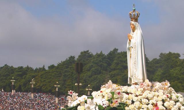 Neuvaine au Cœur Immaculé de Marie - Jour 9 - La Vierge de Fatima lors d'une procession