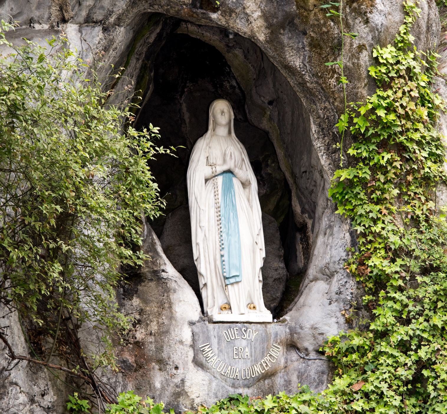 © Wikimedia Commons
ƒ center
Immaculée Conception Neuvaine : jour 9 
Photo de la grotte de la Vierge Marie à Lourdes proposée par Marie de Nazareth lors de la publication de la neuvaine à l'Immaculée Conception 
La photo illustre la statue de la Vierge Marie dans la grotte de Lourdes