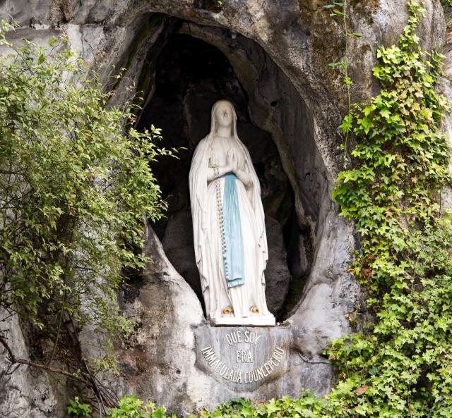 Immaculée Conception Neuvaine : jour 9 
Photo de la grotte de la Vierge Marie à Lourdes proposée par Marie de Nazareth lors de la publication de la neuvaine à l'Immaculée Conception 
La photo illustre la statue de la Vierge Marie dans la grotte de Lourdes