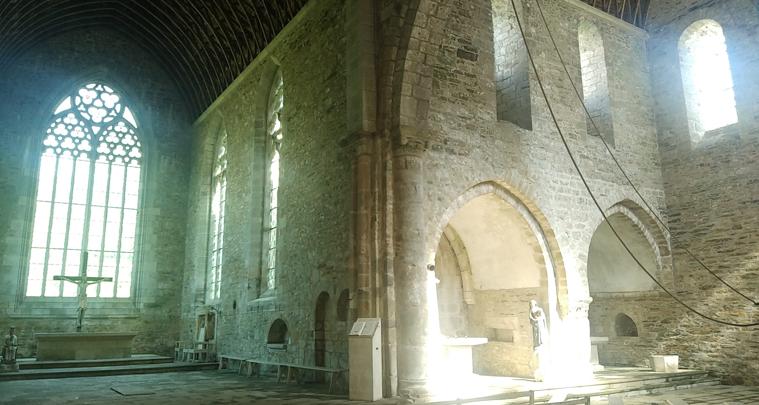 Abbaye de Boquen - choeur et transept droit
