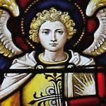 Neuvaine à saint Michel Archange - jour 9 - Saint Michel portant une cape blanche, ailes déployées. Vitrail.