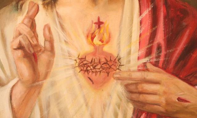Neuvaine au Sacré Cœur de Jésus jour 3 - Jésus montrant son Cœur Sacré avec sa main gauche. Sa main droite est levée pour nous bénir. Les deux mains portent les marques des clous.