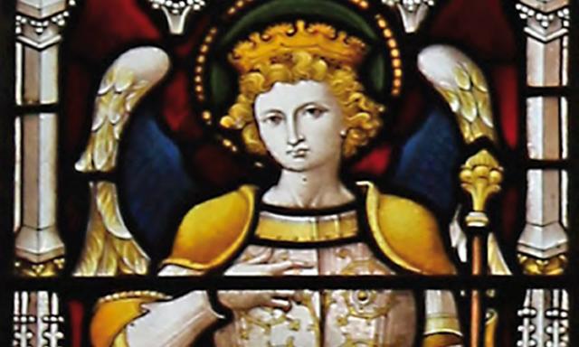Neuvaine à saint Michel archange - jour 7 - Saint Michel couronné portant un sceptre. Vitrail.