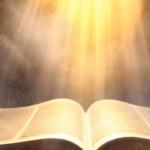 Neuvaine au Précieux Sang - jour 7 - Bible ouverte avec rayon lumineux - photo