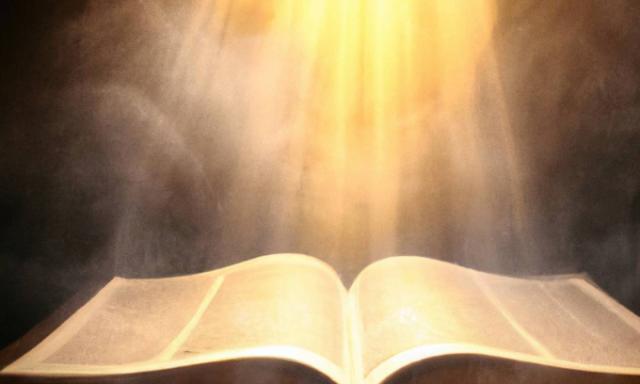 Neuvaine au Précieux Sang - jour 7 - Bible ouverte avec rayon lumineux - photo