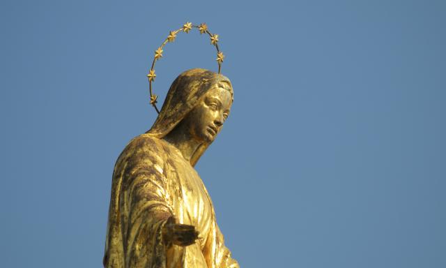 Neuvaine à Marie qui défait les noeuds jour 2 - statue dorée et couronnée de la Vierge Marie