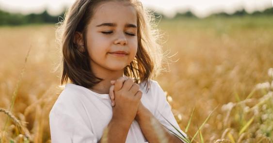 Neuvaine au sacré Cœur avec Josefa  - jour 1 -   Petite fille priant dans un champ de blé - Photo