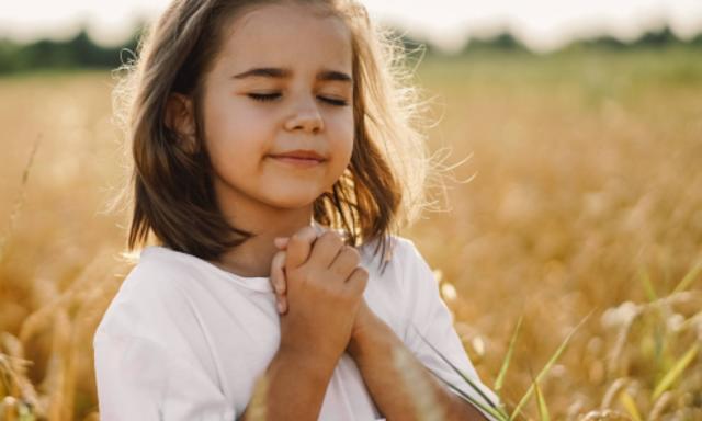 Neuvaine au sacré Cœur avec Josefa  - jour 1 -   Petite fille priant dans un champ de blé - Photo