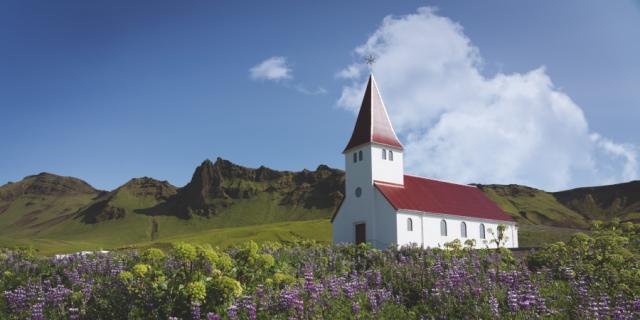 Eglise-fleursviolettes-nuages-montagne-GIMP
