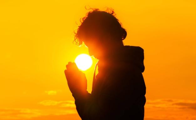 Neuvaine à saint Thomas d'Aquin - jour 4 -  homme priant devant un soleil couchant - photo