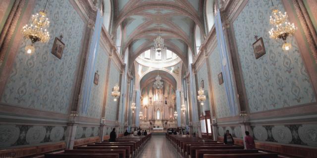 Eglise-interieur-bleu-lustres-GIMP