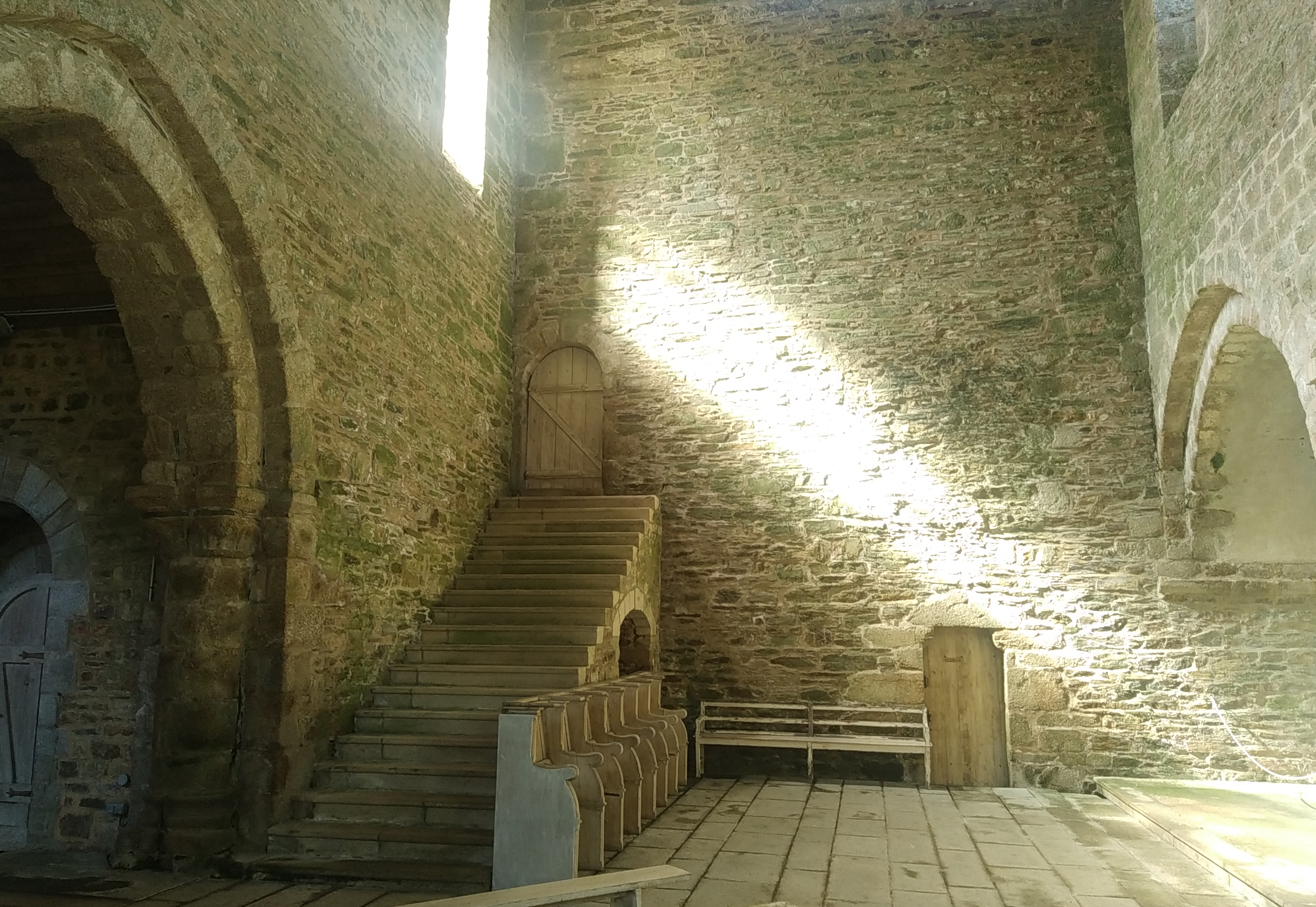 Abbaye-Boquen-lumière-escalier
