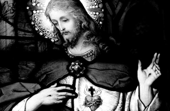 Neuvaine au Sacré Cœur de Jésus jour 5 - Photo noir et Blanc d'un vitrail du Sacré Cœur.  