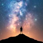 Neuvaine au Précieux Sang - jour 5 - Homme debout face à l'immensité du ciel - photo