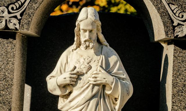 Neuvaine au Sacré Cœur de Jésus jour 4 - Statue du Christ montrant le Sacré Cœur sur sa poitrine