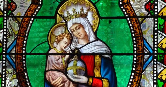 Neuvaine au sacré Cœur avec Josefa - Jour 7 - Vitrail Vierge couronnée tenant l'enfant dans ses bras