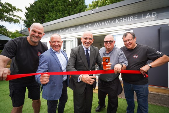 Pictured (L-R): Mark Gregory (Silhill Brewery: Managing Director), Andy Spencer (Punch Pubs: Chief Operating Officer), Rt Hon Nadhim Zahawi, Anthony Thorpe (Publican: Warwickshire Lad), Adam Stevenson (Silhill Brewery: Operations Director)
