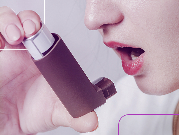 Pessoa usando espaçador para aliviar sintomas da asma