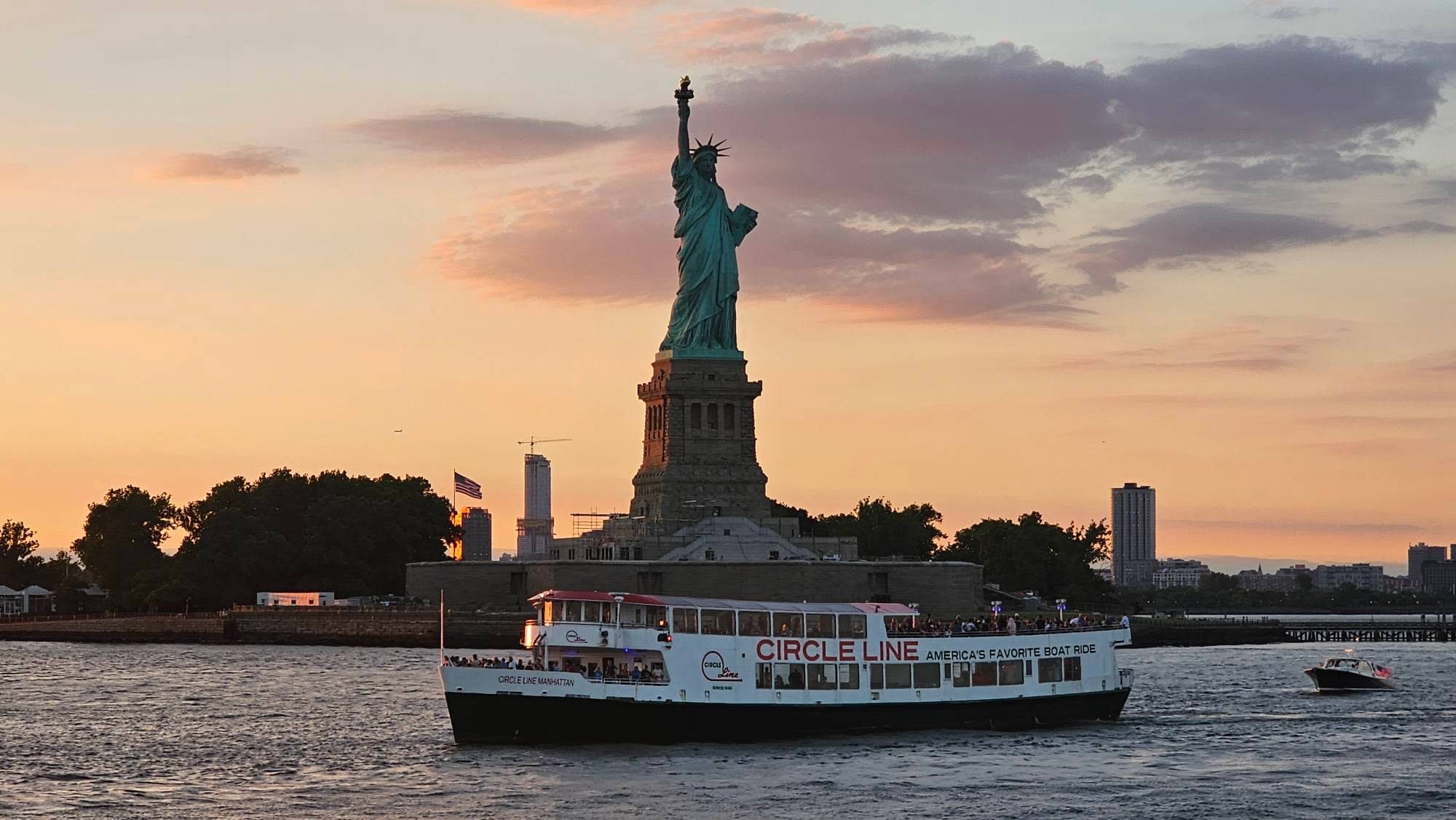 Take An Instagram-Worthy Sunset Cruise Along NYC