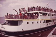 In 1981, Circle Line split into two separate entities: Circle Line Sightseeing Cruises and Circle Line Downtown. (Image: Circle Line ferry carries tourists to the Statue of Liberty in Upper New York Bay)