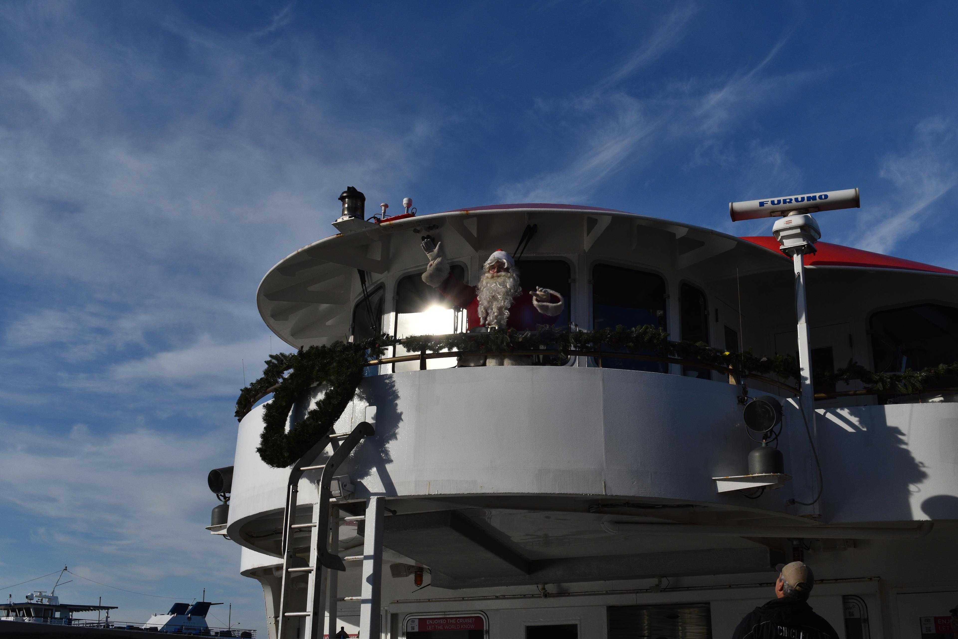 Circle Line Bronx class with Santa and Christmas decorations